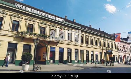 Novi Sad, Serbia 30 aprile 2022 l'Hotel Vojvodina è l'hotel più antico nel centro della città. Struttura turistica europea. Strada con passanti. Piazza della libertà. Hotel con servizi in camera Foto Stock