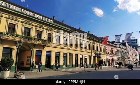 Novi Sad, Serbia 30 aprile 2022 l'Hotel Vojvodina è l'hotel più antico nel centro della città. Struttura turistica europea. Strada con passanti. Piazza della libertà. Hotel con servizi in camera Foto Stock