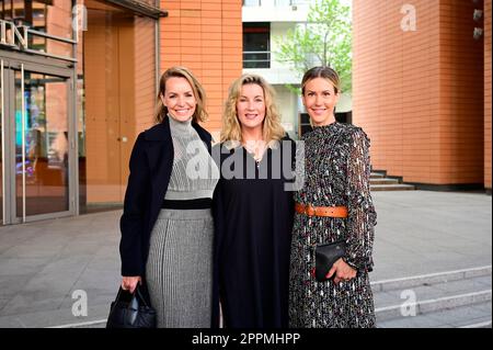 Simone Hanselmann, Alexa Maria Surholt und Wolke Hegenbarth bei der Premiere des Theaterstücks 'Stolz und Vorurteil *oder so' in der Komödie am Kurfür Foto Stock