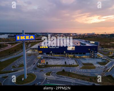 Vista aerea del centro commerciale Ikea all'ora del tramonto Foto Stock