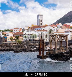 Vista dal porto a Garachico con Iglesia de Santa Ana Foto Stock