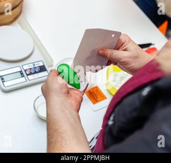 Preparazione del panino da cuocere a forma di albero di Natale. Foto Stock