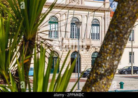 Atmosfera di strada e dettagli architettonici del municipio di Figueira da Foz, Portogallo Foto Stock