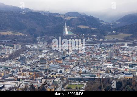 Vista aerea della città e del Bergisel Ski Jump, Innsbruck, Austria Foto Stock