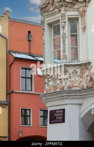 Facciata decorativa della Helbling House nella città vecchia di via Herzog-Friedrich, Innsbruck, Austria Foto Stock