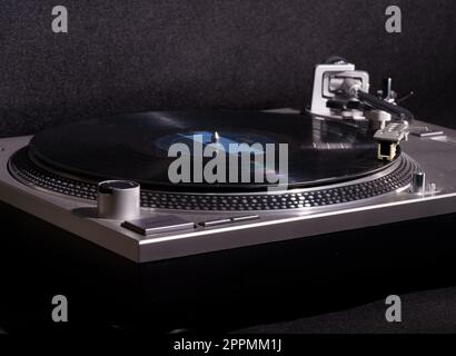 Giradischi con disco in vinile su sfondo scuro sfocato Foto stock - Alamy