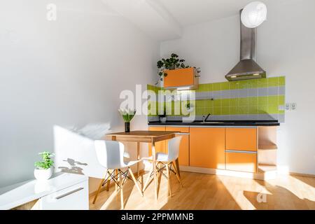 soggiorno con cucina in un edificio di appartamenti Foto Stock