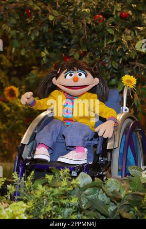 Elin, presentazione della nuova bambola Elin in "Sesame Street" - la ragazza ha sette anni e utilizza una sedia a rotelle. Per la prima volta un personaggio con disabilità rafforza il gruppo di marionette tedesco,NDR Studios Jenfeld,Amburgo,19.03.20 Foto Stock