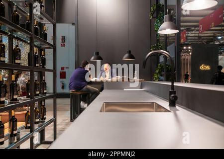 MILANO, ITALIA - 22 APRILE 2018: 57th fiera del Salone Internazionale del Mobile durante la settimana del design di Milano.Fiera Rho azienda fiera Sachi stand Foto Stock