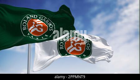 Due bandiere con il logo Roland-Garros che sventola nel vento Foto Stock