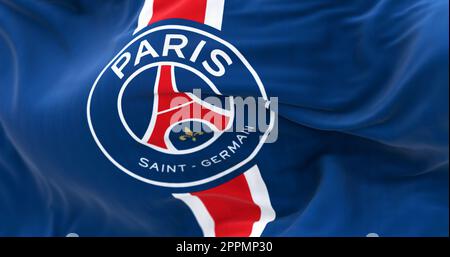 Dettaglio della bandiera della squadra di calcio Paris Saint Germain che sventola nel vento Foto Stock