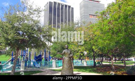 MIAMI, Florida - 04 marzo 2017: Statua in bronzo di Julia Tuttle a Bayfront Park , una donna d'affari americana che possedeva il terreno su cui è stata costruita Miami, Florida. Foto Stock