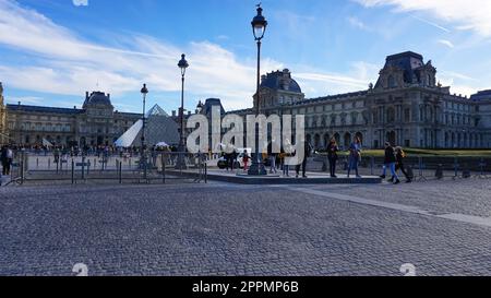 Museo del Louvre a Parigi, Francia. Questo punto di riferimento centrale di Parigi è uno dei musei più grandi del mondo. Foto Stock