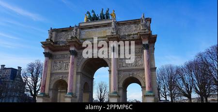 Parigi, Francia - 1 gennaio 2022: Arc de Triomphe du Carrousel il 30 dicembre a Parigi. Fu costruito tra il 1806 e il 1808 per commemorare le vittorie militari di Napoleone dell'anno precedente. Foto Stock