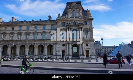 Museo del Louvre a Parigi, Francia. Questo punto di riferimento centrale di Parigi è uno dei musei più grandi del mondo. Foto Stock
