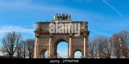 Parigi, Francia - 1 gennaio 2022: Arc de Triomphe du Carrousel il 30 dicembre a Parigi. Fu costruito tra il 1806 e il 1808 per commemorare le vittorie militari di Napoleone dell'anno precedente. Foto Stock