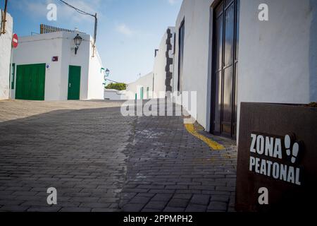 Vista sulle accoglienti strade pedonali del villaggio di Teguise sulle Isole Canarie in Spagna. Foto Stock