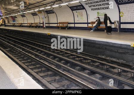 Persone in attesa della metropolitana alla stazione Concorde, famoso trasporto a Parigi per l'ora di punta, metropolitana sotterranea. la vita e i trasporti della città. Foto Stock