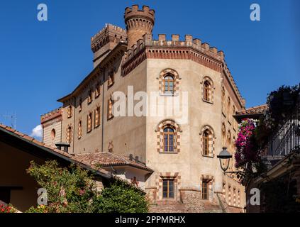 La città di Barolo, con il castello Falletti in Langhe. Piemonte, Italia Foto Stock