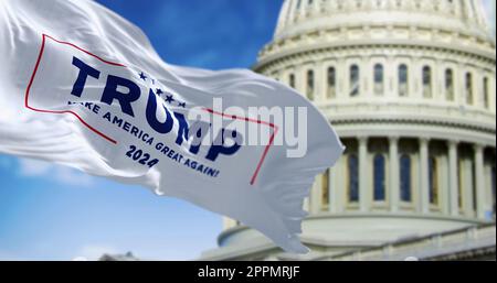 Bandiera con il logo della campagna elettorale presidenziale di Donald Trump del 2024 che sventola davanti al nostro congresso Foto Stock