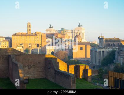 Antiche rovine del foro e monumento a Vittorio Emanuele II in una giornata invernale a Roma, Italia Foto Stock