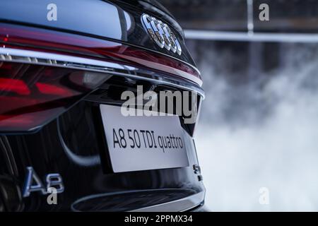 MILANO, ITALIA - APRILE 16 2018: Audi City LAB. Vista ravvicinata della parte posteriore di un'Audi A8 nera con targa e luci di segnalazione. Foto Stock