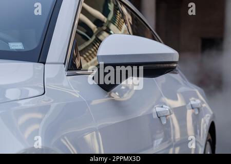 MILANO, ITALIA - APRILE 16 2018: Audi City LAB. Vista ravvicinata del pannello laterale lucido di un'auto audi e dello specchietto retrovisore. Foto Stock