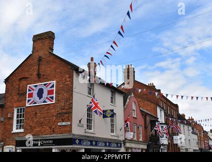 Pietra Stratford High Street decorata con bandiere e coniglietti per l'incoronazione di re Carlo III Foto Stock