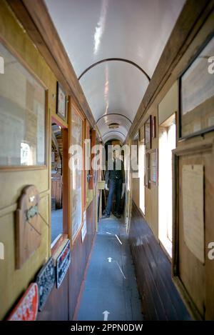 Interno della carrozza vintage del treno a vapore presso la stazione ferroviaria protetta GWR Toddington Gloucestershire Inghilterra UK Foto Stock
