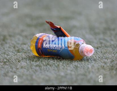 Bottiglia di Lucozade durante la fa Cup - incontro di calcio semifinale tra Manchester City contro Sheffield United allo stadio di Wembley, Londra, il 22nd aprile Foto Stock