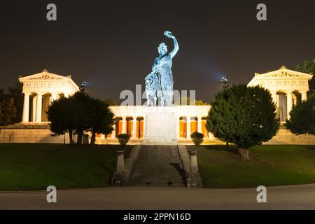 Statua della Baviera e Ruhmeshalle (Hall of Fame) a Monaco di Baviera Germania, Theresienwiese. La statua è stata costruita nel 1850 Foto Stock