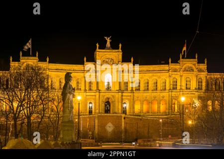 Maximilianeum, che ospita il parlamento bavarese a Monaco di notte Foto Stock