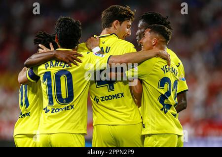 Pau Torres, Yeremy Pino, Dani Parejo di Villarreal durante la partita la Liga tra il Sevilla FC e il Villarreal CF giocato allo stadio Sanchez Pizjuan il 23 aprile 2023 a Siviglia, Spagna.(Foto di Antonio Pozo / PRESSIN) Foto Stock