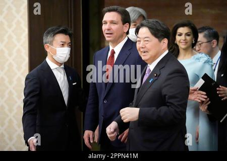 Tokyo, Giappone. 22nd Apr, 2023. Florida Gov. Ron DeSantis, a sinistra, e il ministro degli Esteri giapponese Yoshimasa Hayashi, a destra, sono scortati al luogo del loro incontro presso la Guest House di Iikura. (Foto di Eugene Hoshiko/POOL/SOPA Images/Sipa USA) Credit: Sipa USA/Alamy Live News Foto Stock