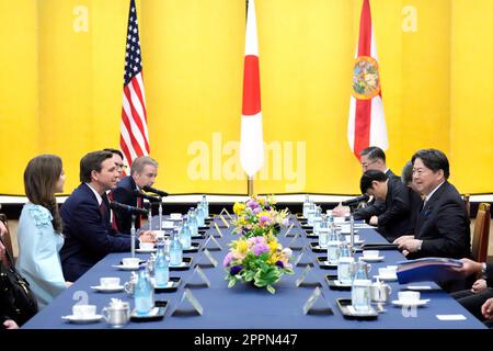 Tokyo, Giappone. 22nd Apr, 2023. Florida Gov. Ron DeSantis, a sinistra, e il ministro degli Esteri giapponese Yoshimasa Hayashi, a destra, partecipano al loro incontro alla Guest House di Iikura. (Foto di Eugene Hoshiko/POOL/SOPA Images/Sipa USA) Credit: Sipa USA/Alamy Live News Foto Stock