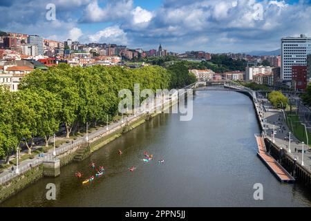 Guardando in giù il fiume di Bilbao nella città basca di Bilbao Foto Stock
