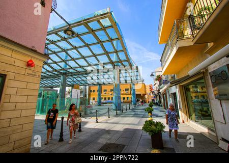 Olbia, Sardegna - 8 agosto 2019 : Copertina di vetro di 'Piazza mercato', la Piazza del mercato del centro storico di Olbia, un centro storico situato a pochi passi da Foto Stock