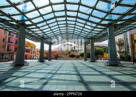 Olbia, Sardegna - 8 agosto 2019 : Copertina di vetro di 'Piazza mercato', la Piazza del mercato del centro storico di Olbia, un centro storico situato a pochi passi da Foto Stock