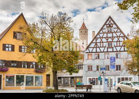 DINKELSBUEHL, GERMANIA - 27 SETTEMBRE: Turisti nel centro storico di Dinkelsbuehl, Germania il 27 settembre 2015. E' uno dei meglio conservati Foto Stock