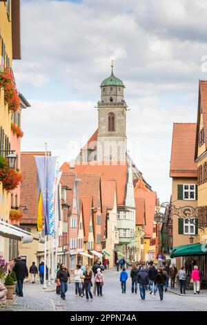 DINKELSBUEHL, GERMANIA - 27 SETTEMBRE: Turisti nel centro storico di Dinkelsbuehl, Germania il 27 settembre 2015. E' uno dei meglio conservati Foto Stock