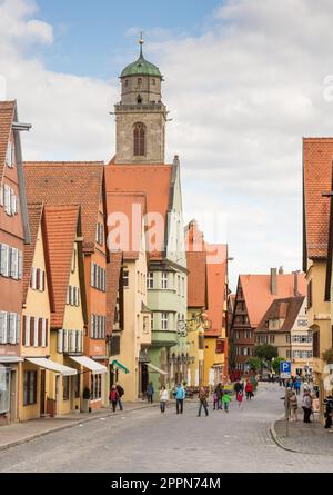 DINKELSBUEHL, GERMANIA - 27 SETTEMBRE: Turisti nel centro storico di Dinkelsbuehl, Germania il 27 settembre 2015. E' uno dei meglio conservati Foto Stock