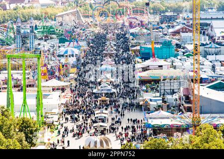 MONACO, GERMANIA - 30 SETTEMBRE: Vista sull'Oktoberfest di Monaco, Germania il 30 settembre 2015. L'Oktoberfest è il più grande festival della birra Foto Stock