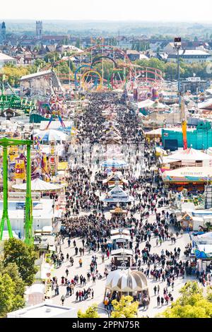 MONACO, GERMANIA - 30 SETTEMBRE: Vista sull'Oktoberfest di Monaco, Germania il 30 settembre 2015. L'Oktoberfest è il più grande festival della birra Foto Stock