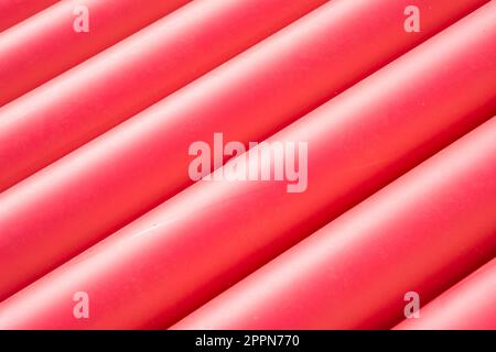 Pila di pvc rosso i tubi di protezione Foto Stock