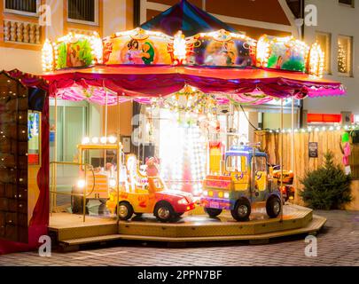 PFAFFENHOFEN, GERMANIA - 11 DICEMBRE: Allegro-go-round illuminato al natale marciò a Pfaffenhofen, Germania il 11 dicembre 2016. foto scattata Foto Stock