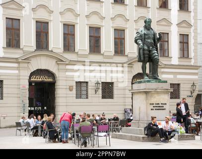 AUGSBURG, GERMANIA - 1 APRILE: Tourits in un caffè di strada presso il monumento Fugger ad Augsburg, Germania il 1 aprile 2017. Augusta è una delle più antiche Foto Stock