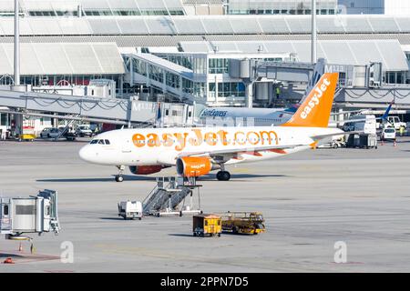 MONACO, GERMANIA - 9 APRILE: Aerei in posizione di parcheggio all'aeroporto di Monaco, Germania il 9 aprile 2017. L'aeroporto ha oltre 40 milioni di dollari Foto Stock
