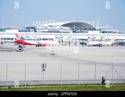 MONACO, GERMANIA - 9 APRILE: Aerei in posizione di parcheggio all'aeroporto di Monaco, Germania il 9 aprile 2017. L'aeroporto ha oltre 40 milioni di dollari Foto Stock