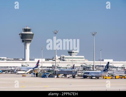 MONACO, GERMANIA - 9 APRILE: Aerei in posizione di parcheggio all'aeroporto di Monaco, Germania il 9 aprile 2017. L'aeroporto ha oltre 40 milioni di dollari Foto Stock