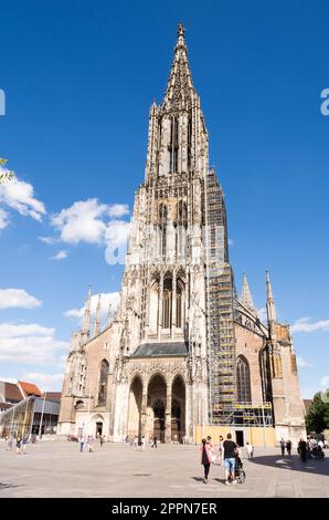 ULM, GERMANIA - 13 AGOSTO: Turisti al Minster di Ulm, Germania il 13 agosto 2016. La chiesa ha il campanile più alto del mondo. Foto scattata Foto Stock